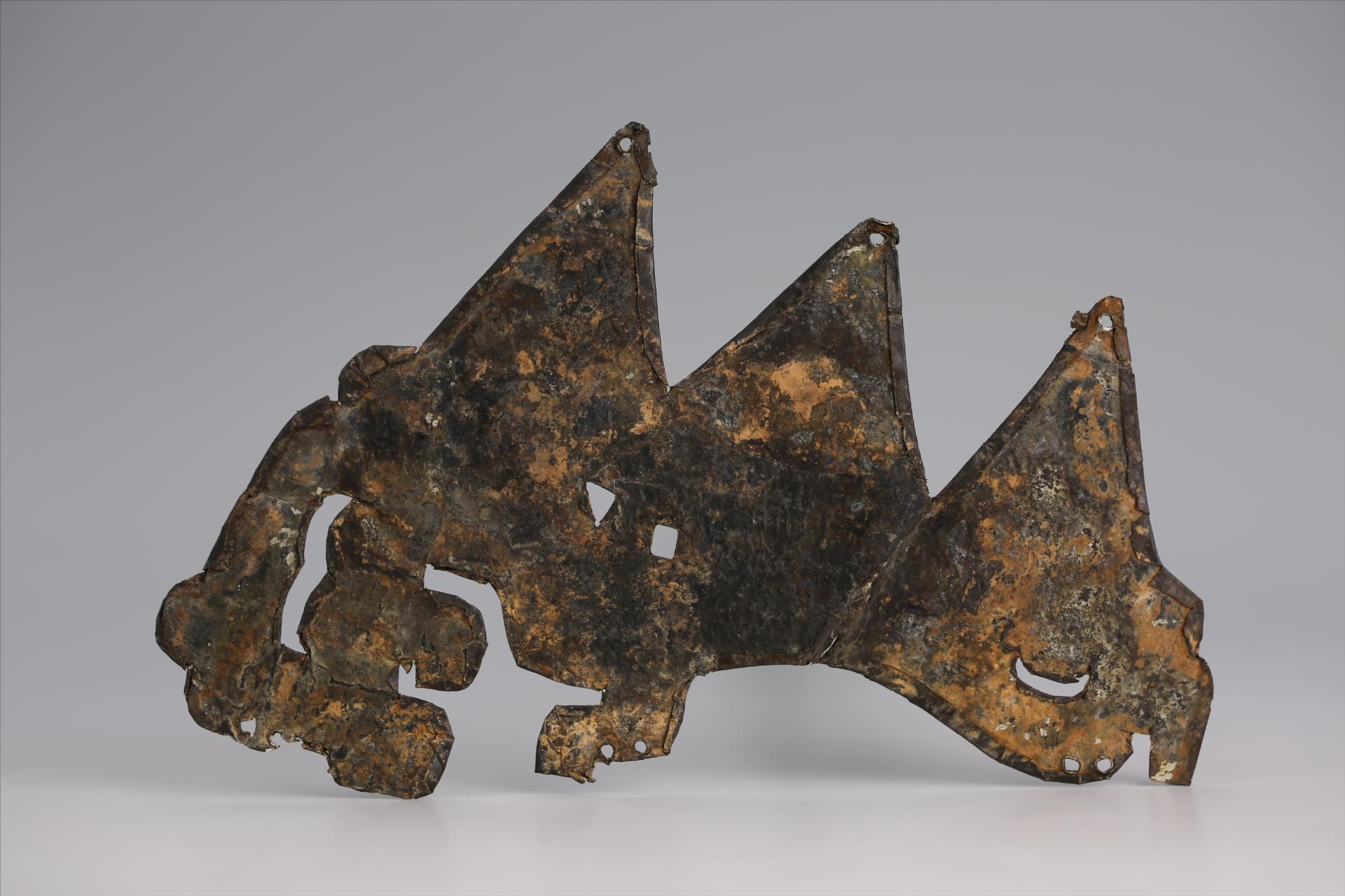 春秋时期几何形镂孔回首兽形三尾绞龙纹三角纹锡饰片