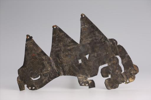 春秋时期几何形镂孔回首兽形三尾绞龙纹三角纹锡饰片