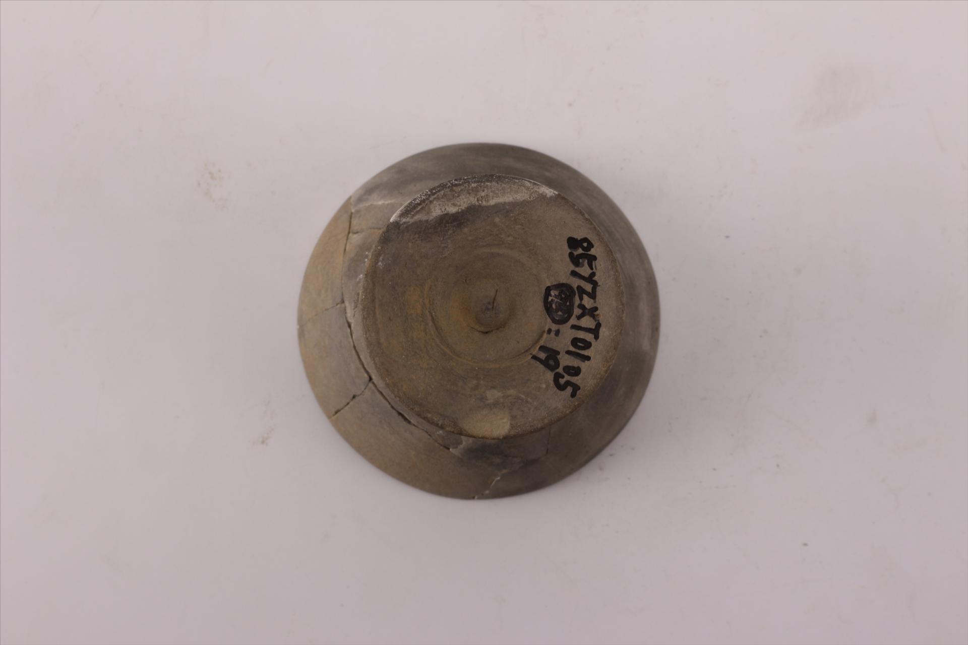 新石器时代屈家岭文化覆碗状圆凸钮灰陶盖