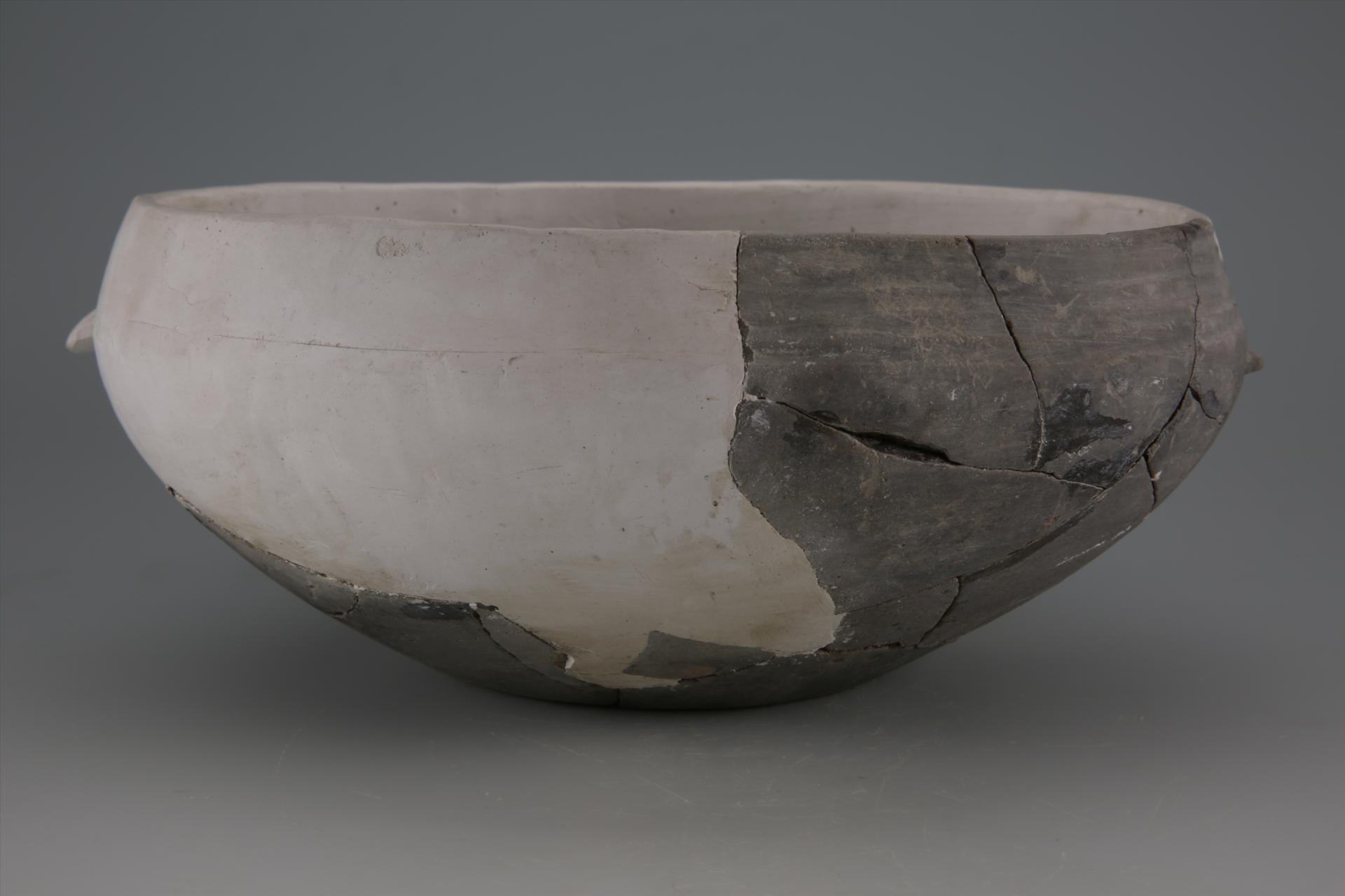 新石器时代屈家岭文化敛口弧腹双鋬凸弦纹夹砂灰陶钵