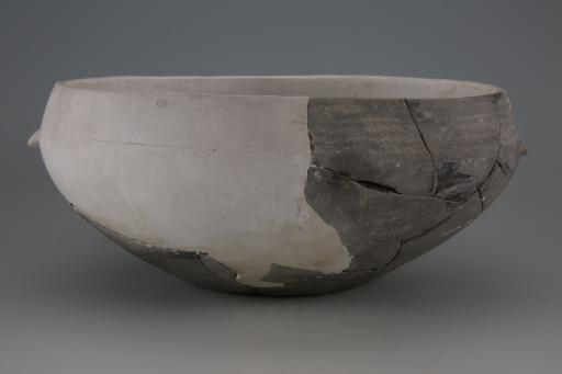 新石器时代屈家岭文化敛口弧腹双鋬凸弦纹夹砂灰陶钵