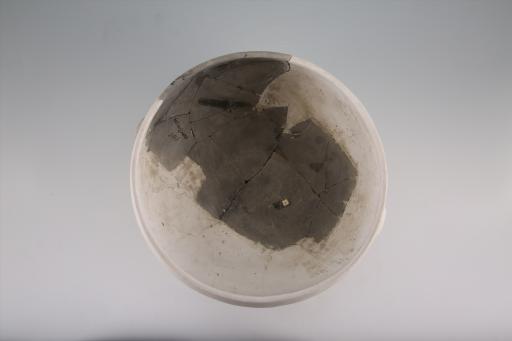 新石器时代屈家岭文化敛口弧腹双鋬凸弦纹夹砂灰陶钵