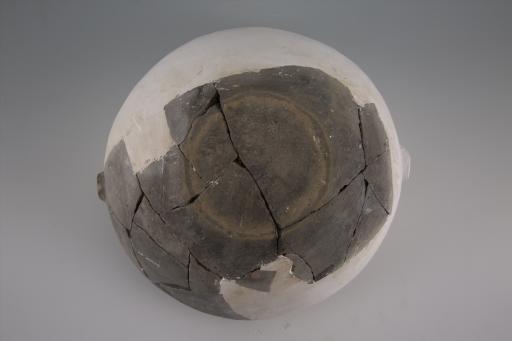 新石器时代屈家岭文化敛口弧腹双鋬凸弦纹夹砂灰陶钵