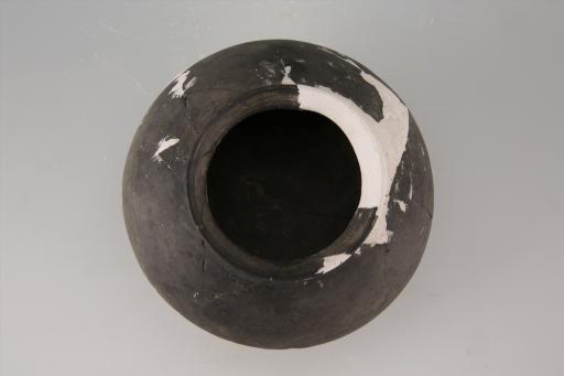 新石器时代屈家岭文化折腹长方形镂孔圈足黑陶盂