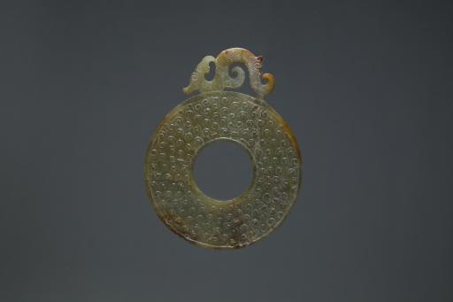 春秋晚期扁平圆环状雕龙玉璧