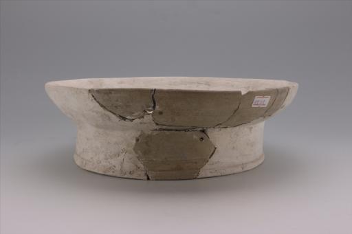 商浅腹镂孔圈足泥质灰白陶盘