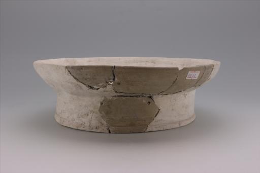 商浅腹镂孔圈足泥质灰白陶盘