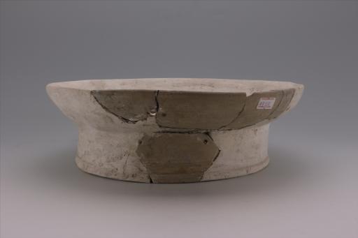 商浅腹镂孔圈足泥质灰白陶盘