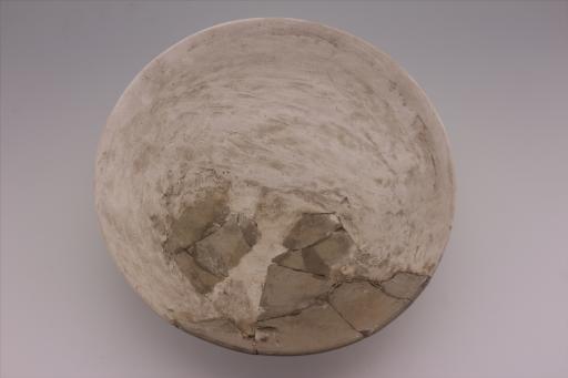 商浅腹镂孔圈足泥质灰白陶盘