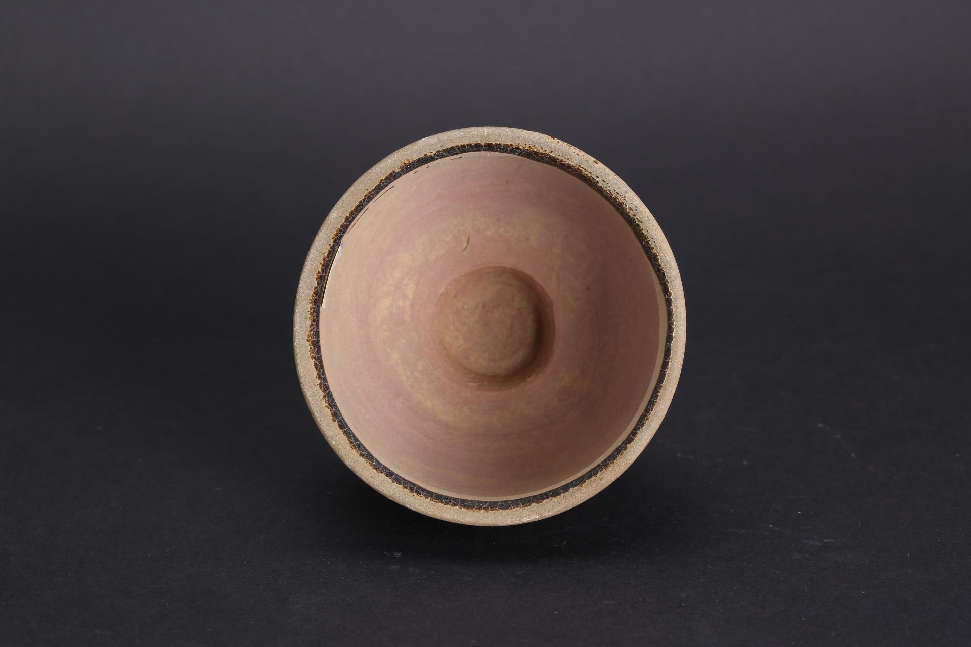 宋弧腹喇叭形足酱釉瓷灯