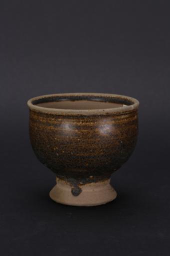 宋弧腹喇叭形足酱釉瓷灯