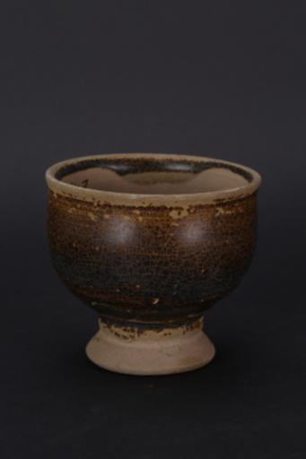 宋弧腹喇叭形足酱釉瓷灯