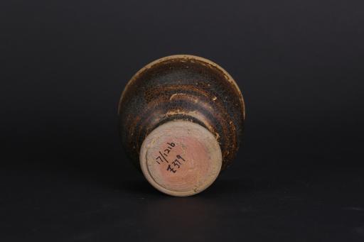 宋弧腹喇叭形足酱釉瓷灯