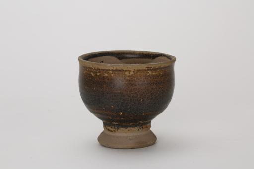 宋弧腹喇叭形足酱釉瓷灯