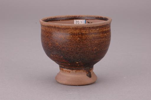 宋弧腹喇叭形足酱釉瓷灯