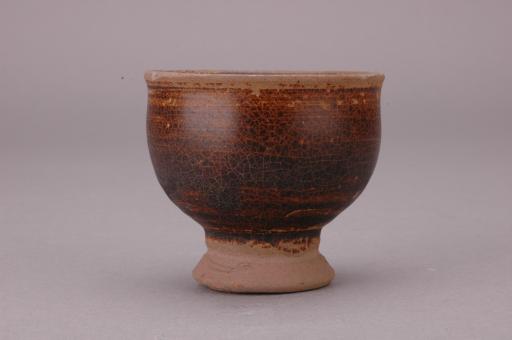 宋弧腹喇叭形足酱釉瓷灯