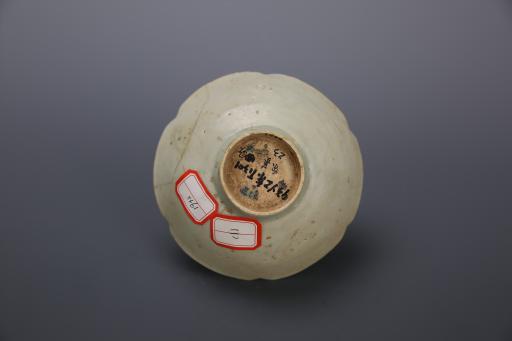 宋莲口圈足影青釉瓷碗