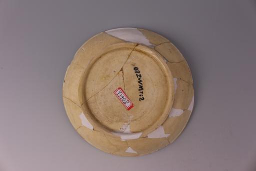 宋敞口浅斜腹开片乳黄釉瓷盘
