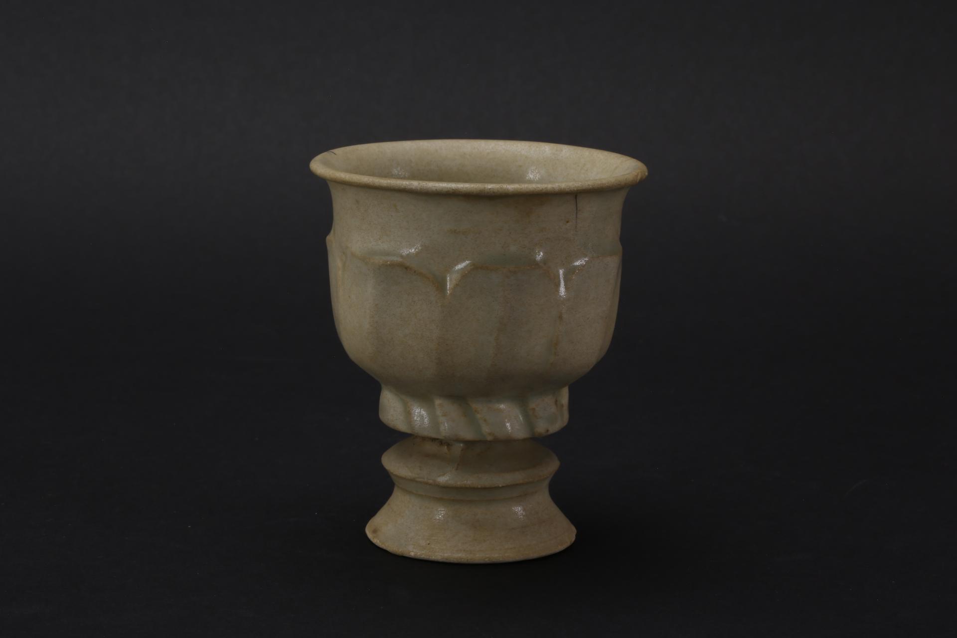 宋刻花莲瓣纹影青釉瓷香炉