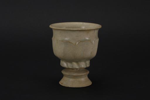 宋刻花莲瓣纹影青釉瓷香炉