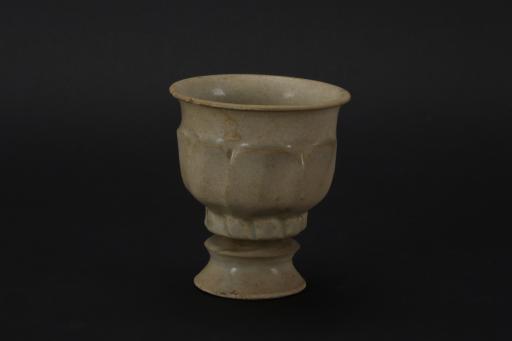 宋刻花莲瓣纹影青釉瓷香炉