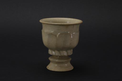 宋刻花莲瓣纹影青釉瓷香炉