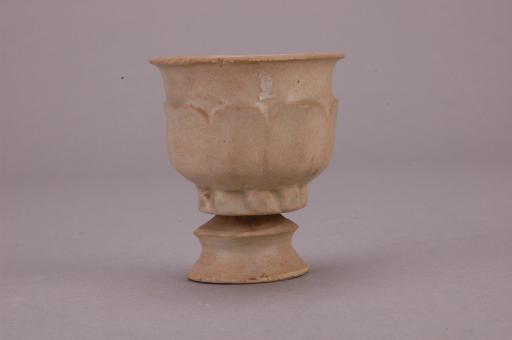 宋刻花莲瓣纹影青釉瓷香炉