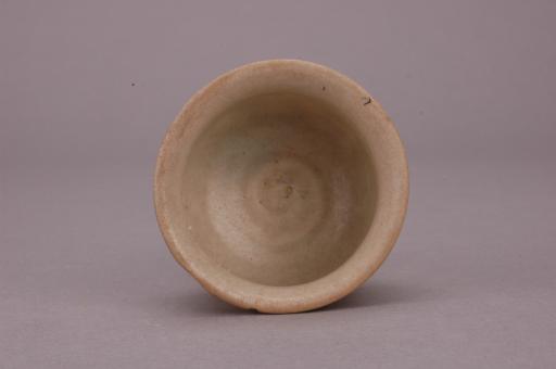 宋刻花莲瓣纹影青釉瓷香炉