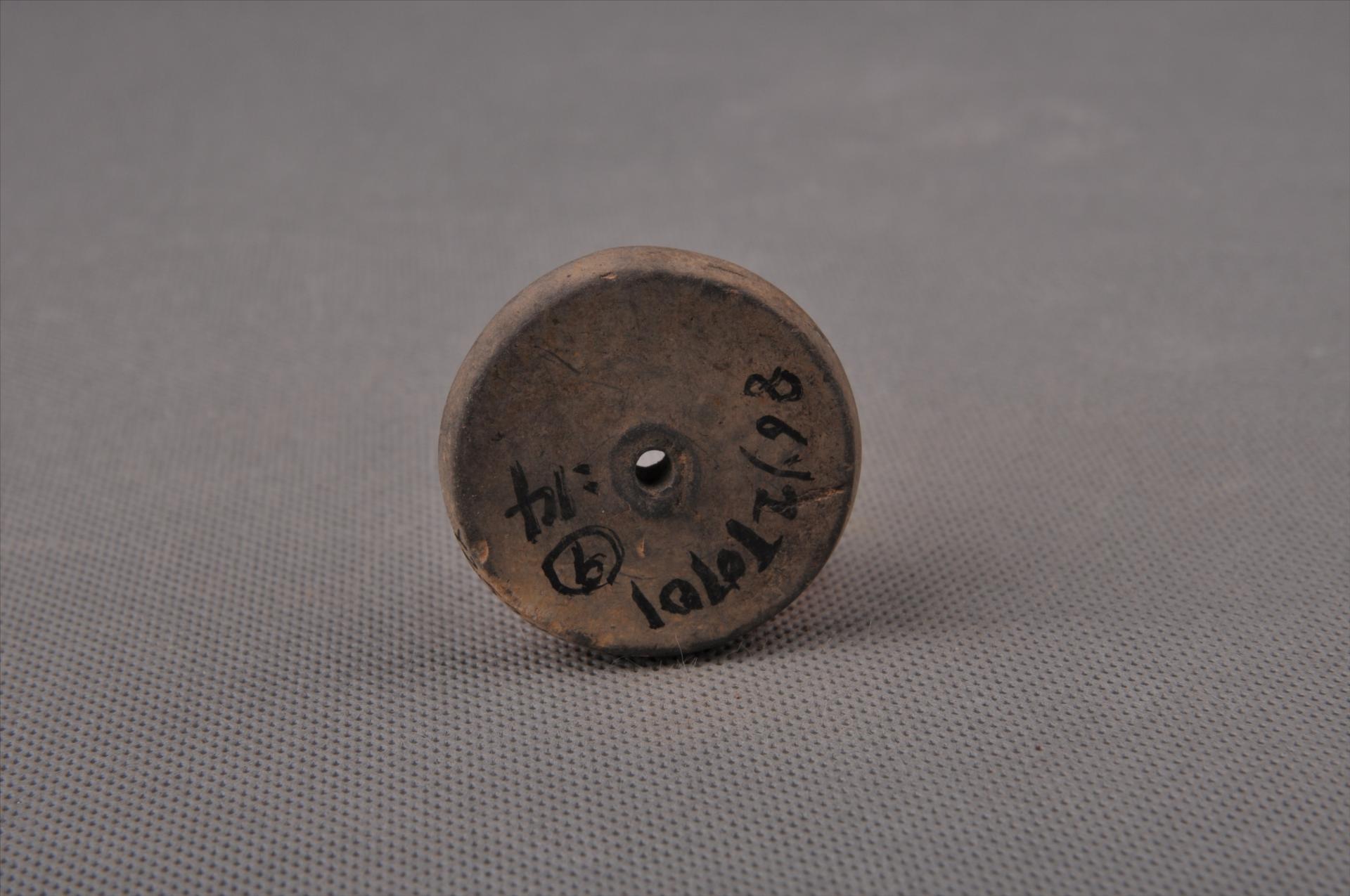 新石器时代屈家岭文化圆饼形中穿夹细砂灰褐陶纺轮