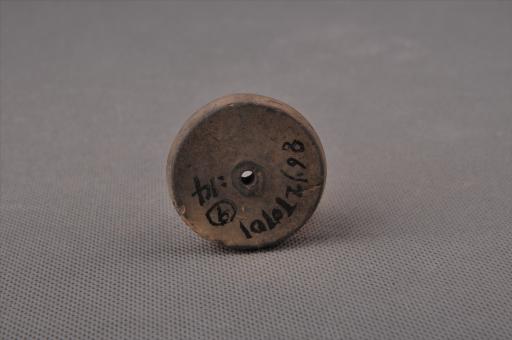 新石器时代屈家岭文化圆饼形中穿夹细砂灰褐陶纺轮