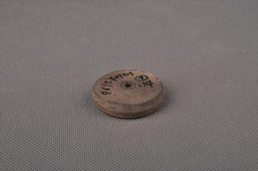 新石器时代屈家岭文化圆饼形中穿夹细砂灰褐陶纺轮