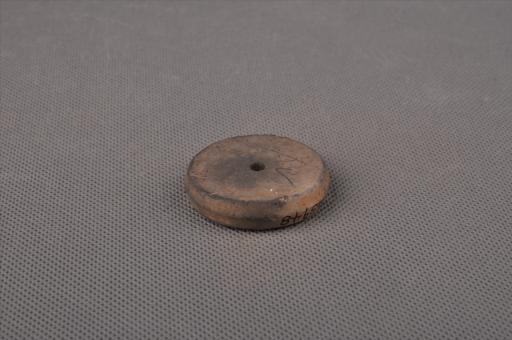 新石器时代屈家岭文化圆饼形中穿夹细砂灰褐陶纺轮