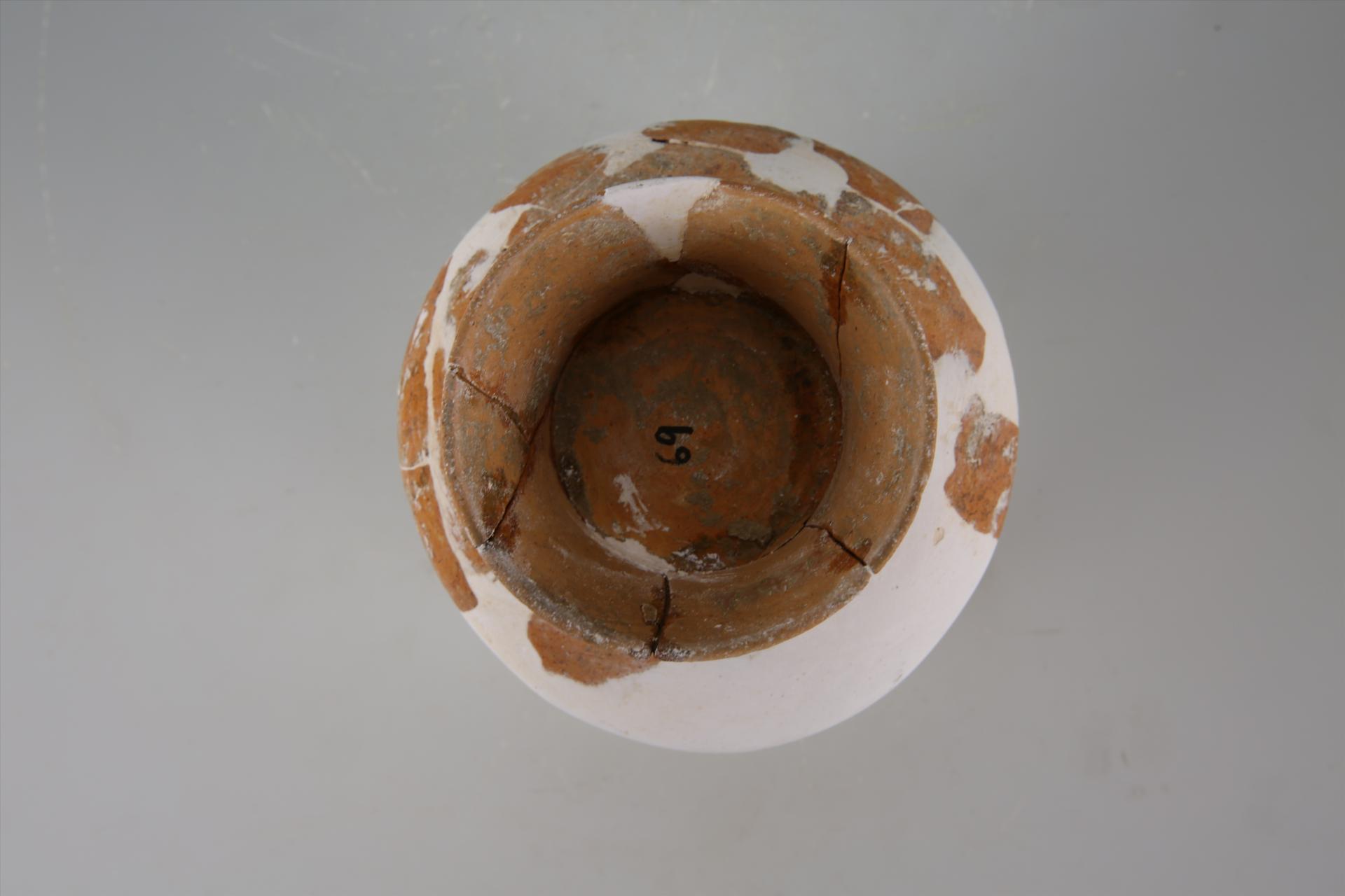 商侈口长颈扁腹圈足橙红陶壶