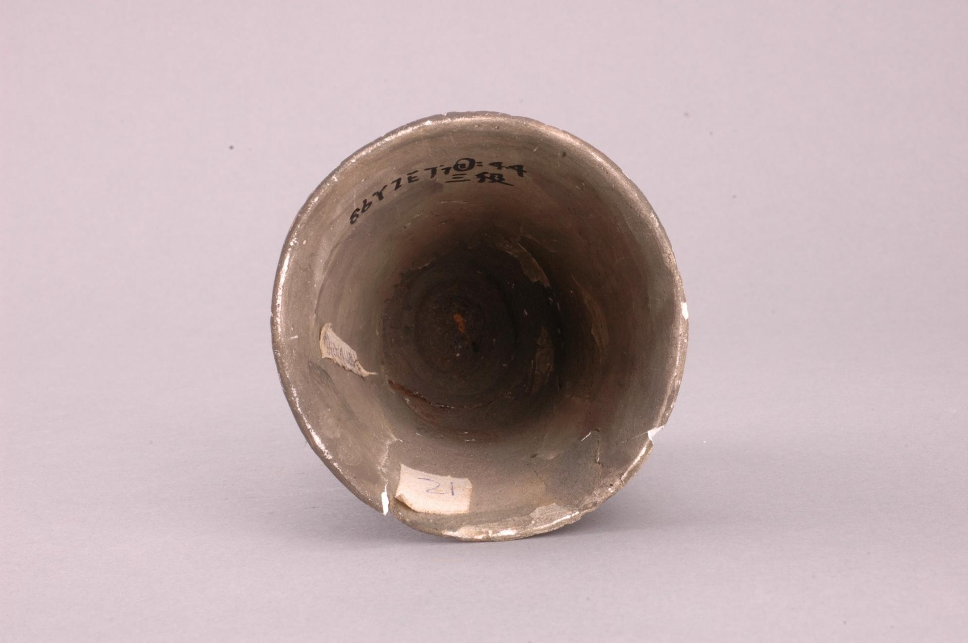 商侈口凹弦纹夹砂褐陶羊角杯