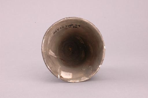 商侈口凹弦纹夹砂褐陶羊角杯