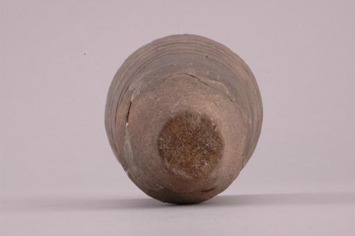 商侈口凹弦纹夹砂褐陶羊角杯