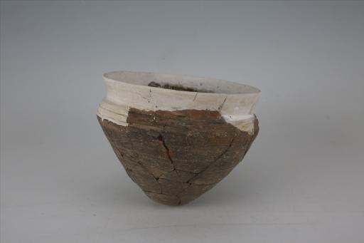 商束颈斜肩乳突尖底泥质黑皮陶罐