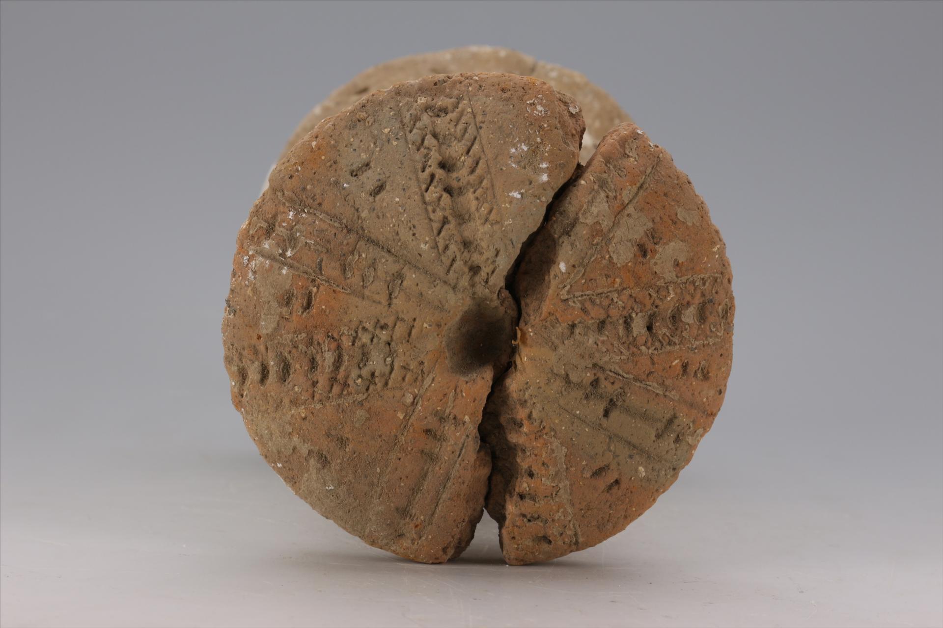 新石器时代大溪文化弧顶喇叭状底戳印纹夹砂红陶支座