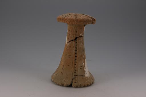 新石器时代大溪文化弧顶喇叭状底戳印纹夹砂红陶支座