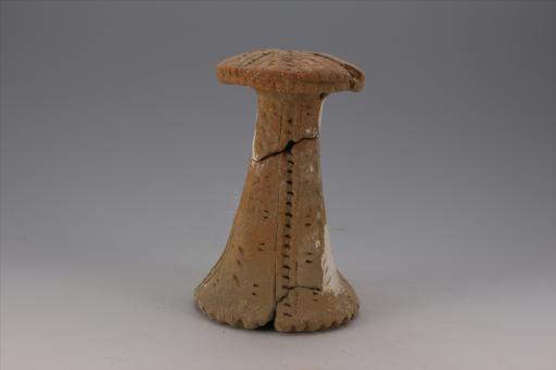 新石器时代大溪文化弧顶喇叭状底戳印纹夹砂红陶支座