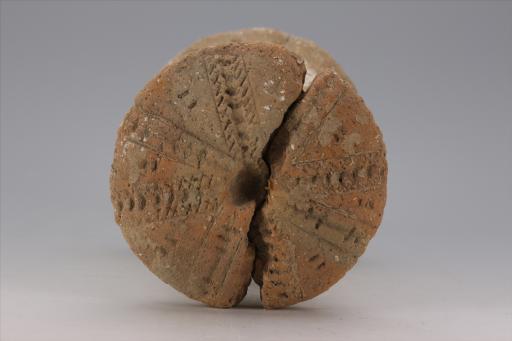 新石器时代大溪文化弧顶喇叭状底戳印纹夹砂红陶支座