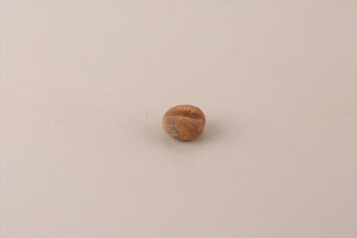 商椭圆形带凹槽夹细砂红褐陶网坠