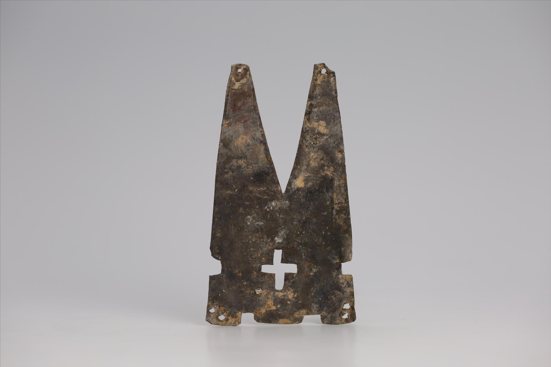 春秋时期燕尾形十字镂孔锡饰片