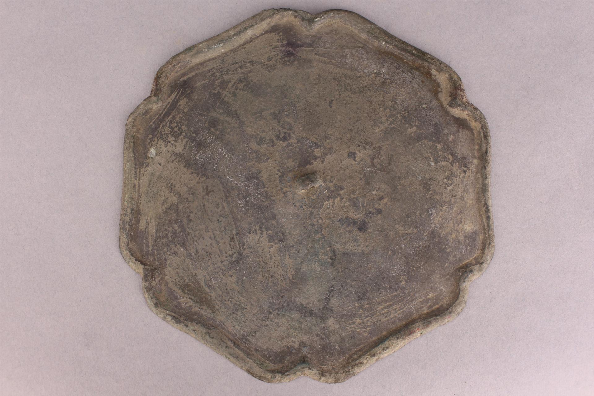 唐六出葵瓣形铜镜