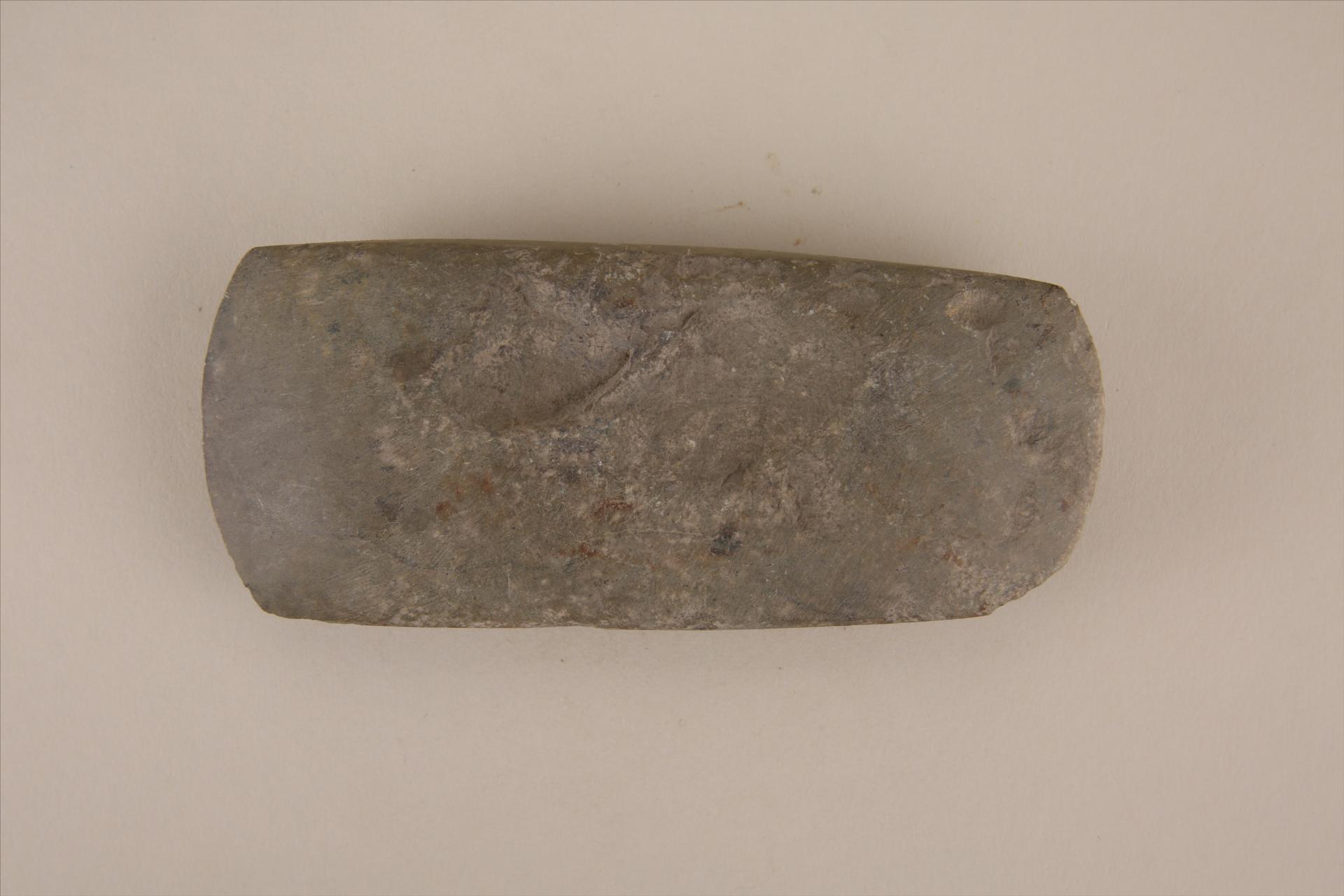 新石器时代大溪文化长条形弧顶弧刃青灰色石斧