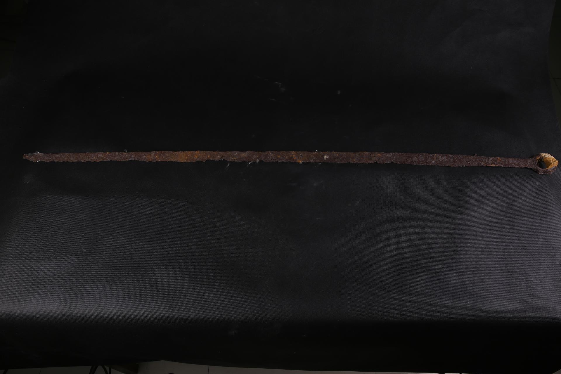 东汉环首平背弧刃铁剑