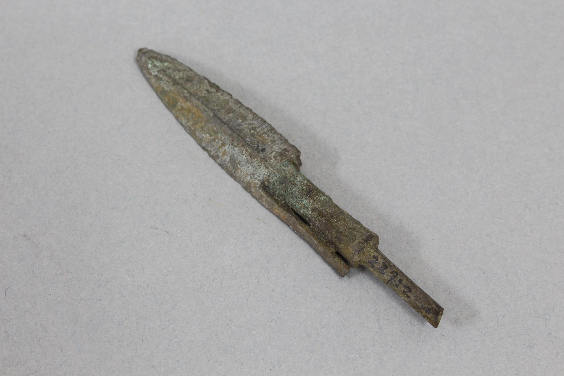 战国时期双翼圆铤铜箭镞