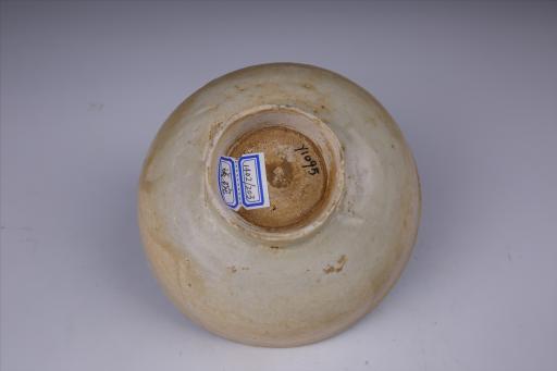 宋侈口弧腹高足乳黄釉瓷碗