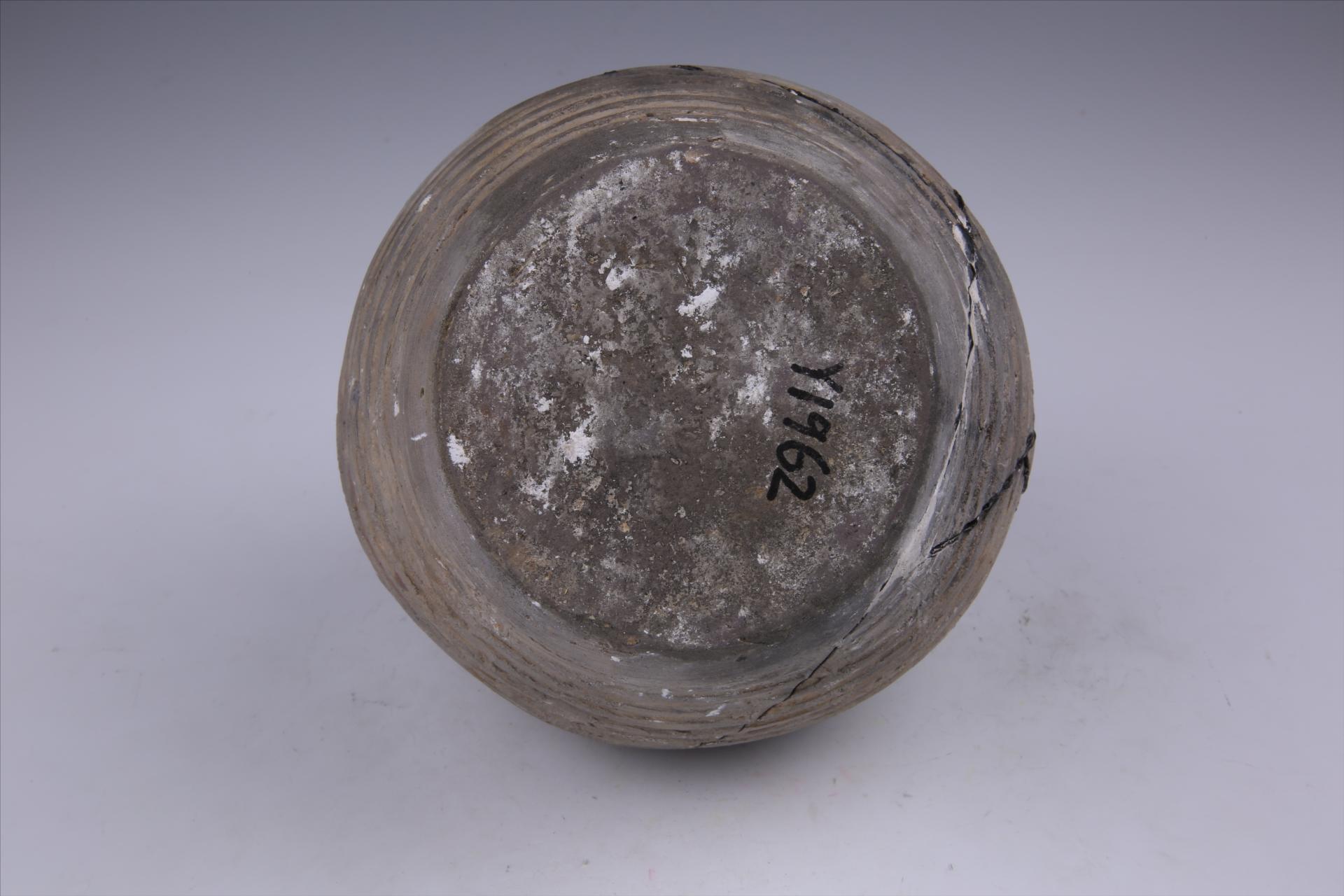 东汉鼓腹双耳弦纹夹砂灰陶壶