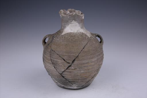 东汉鼓腹双耳弦纹夹砂灰陶壶